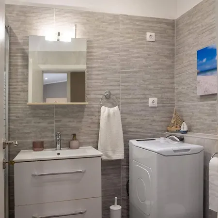 Shada's Pool & Jacuzzi