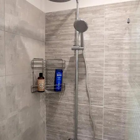 Shada's Pool & Jacuzzi Vilă *