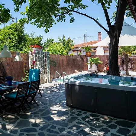 Shada's Pool & Jacuzzi Vilă *