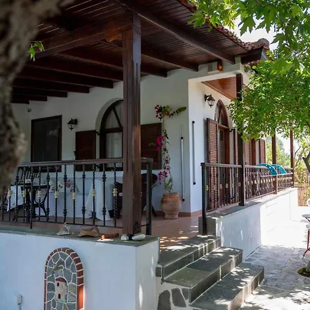 Shada's Pool & Jacuzzi Vilă *