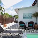 Shada's Pool & Jacuzzi *
