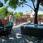 Shada's Pool & Jacuzzi Villa *