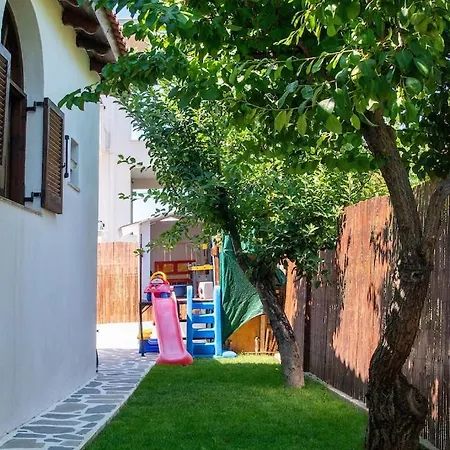 Shada's Pool & Jacuzzi Nea Irakleia