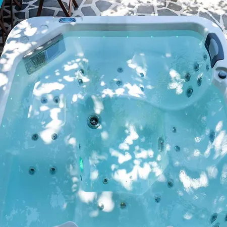 Villa Shada's Pool & Jacuzzi