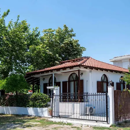 Villa Shada's Pool & Jacuzzi Nea Iraklia