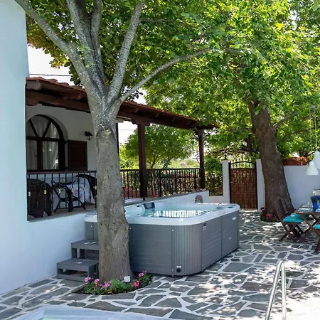 Villa Shada's Pool & Jacuzzi