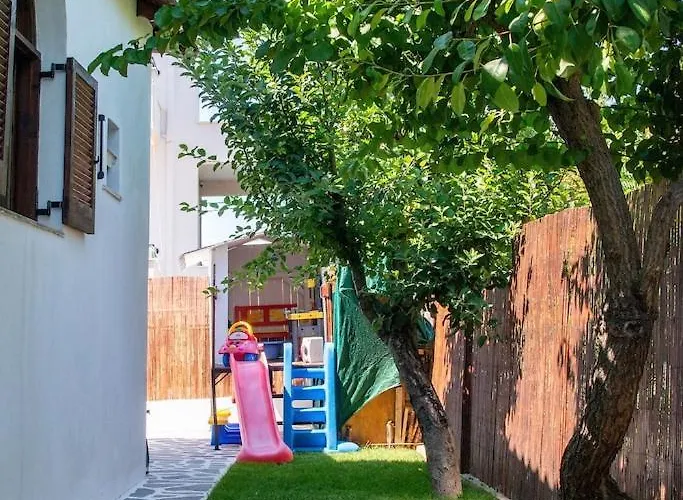 Shada's Pool & Jacuzzi Néa Iráklia