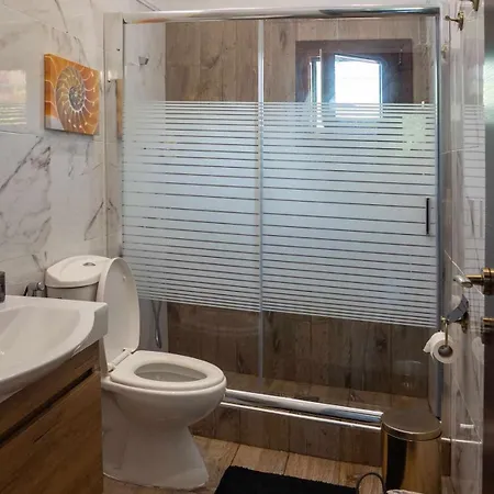 Vila Shada's Pool & Jacuzzi *